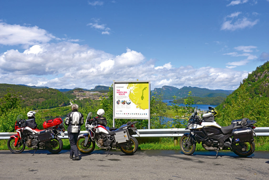 Motorräder bei Pause in Norwegen